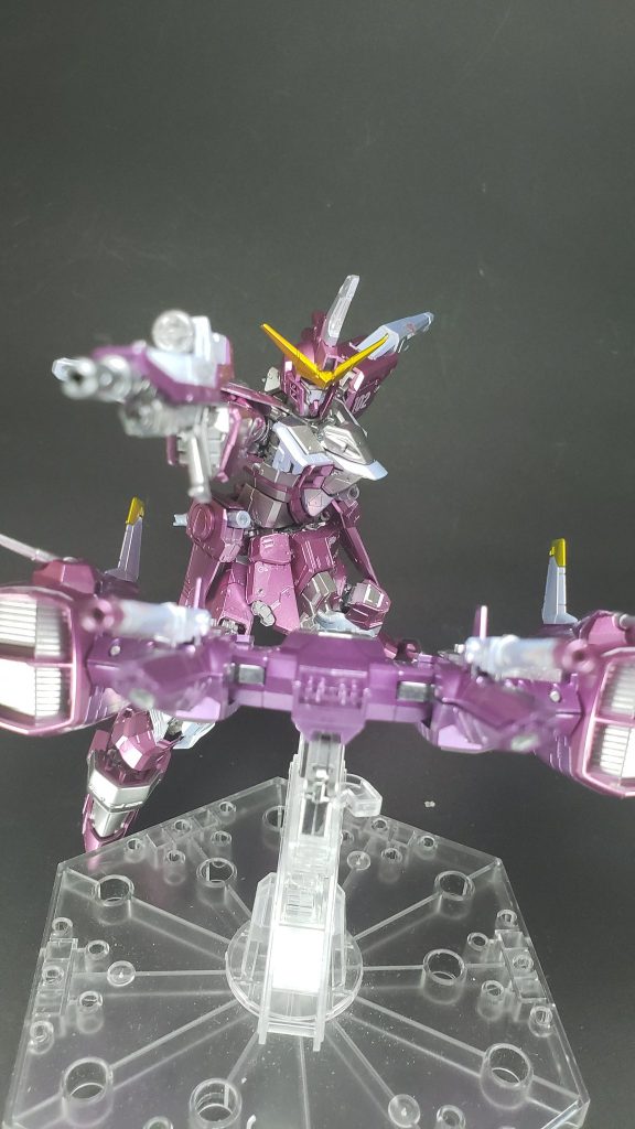 ポーズ4
ファトゥム-00（ダブルオー[9]）グゥルの発展形となるMS支援空中機動飛翔体[20]。Fatumとはラテン語で運命の意。本機の最大の特徴である航宙・航空用ユニットで、ジャスティス本体の装着時はそのメインスラスターとして機能している[22]。また、本体から分離させて遠隔操作や自律AIでのオート運用が可能[29]。ゲイツ改でテストされたプロトタイプのスラスターを倍に増やすなど改良したもの[22]。本体と同様にPS素材製で、非稼動時はフェイズシフトダウンしている