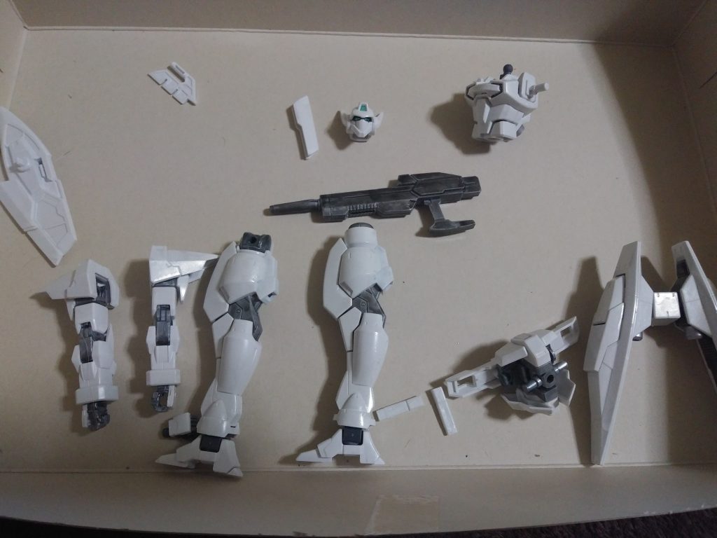 塗装が乾いたらある程度組み立てて、最後は光沢トップコートをして一週間放置。
その後に仕上げのコンパウンドとコーティング剤による艶出しを行いました。