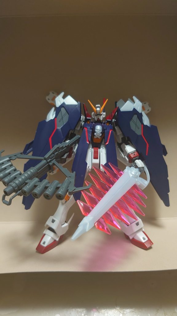 武器はHGフルクロスの物をそのまま使用しています。
武器の持たせ方は手の甲のパーツに武器固定用のピンがあるので武器の持ち手部分に合わせてピンを切り飛ばせば簡単に持たせることができます。