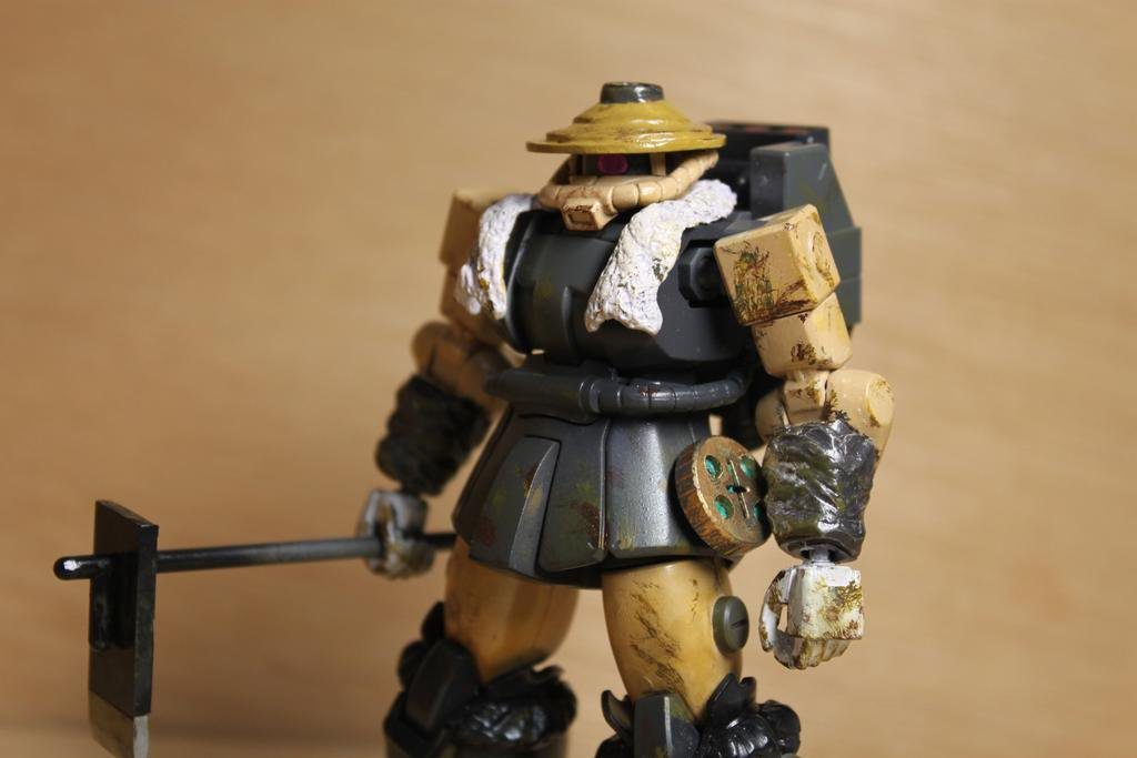 ヒートクワ・鍬形の近接武器。70年近い農業経験から繰り出される攻撃は正確無比。
ハイムギキャノン・麦わら帽子状の頭頂部から発射されるワンチャンス兵装。
蚊取り線香・煙幕生成装置。
肩掛けタオル・汗が拭ける。