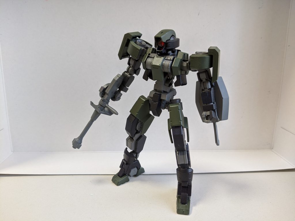 正面。
緑はタミヤのオリーブドラブ（かな？）、青はダークブルー（だったかな？）で塗装。フレームと武装はガンダムマーカーエアブラシのガンダムグレー。