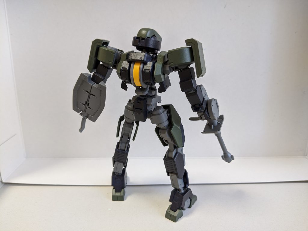 背面。
エイハブリアクターもガンダムマーカーエアブラシでイエローに塗装。
いつもは自分設定ではこの色～で済ませていますが今回は胸アーマーとくるぶしのグレーもマスキングで塗り分け。
背部ホバーユニットは別で使いたくなったり塗り分ける自信がなかったりで今回は見送り。