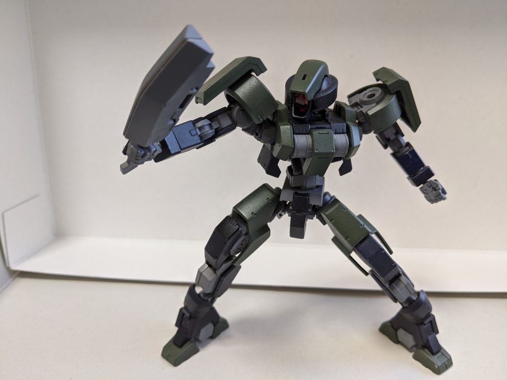 手持ち武装にもなる。
「ガランはシールドアックスを使う前に同じモーションで裏拳を使うことで、相手の虚を衝いている」という考察はなるほどなーと思いました。ニッパーに当てて負けるけど。