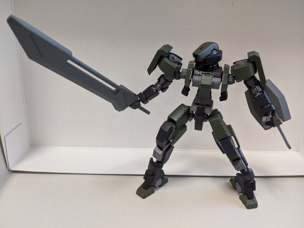 バスターソードは一本合わせ目消してグレーで塗っとくと武器が足りない鉄血キットなら大体なんでも合うのでおすすめ。