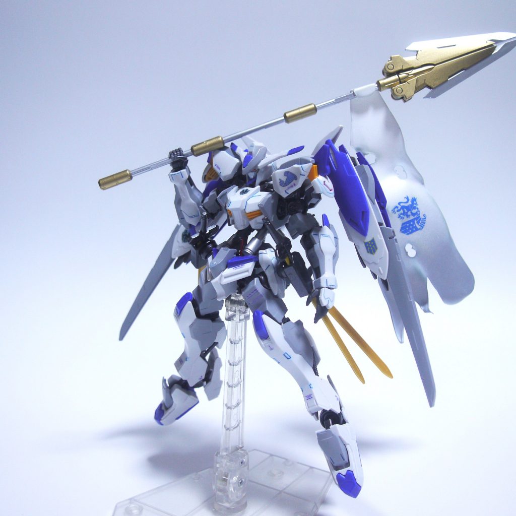 斜め前から。旗はギャラルホルンの先陣に立つ機体として仲間を鼓舞する為に作ってみました。