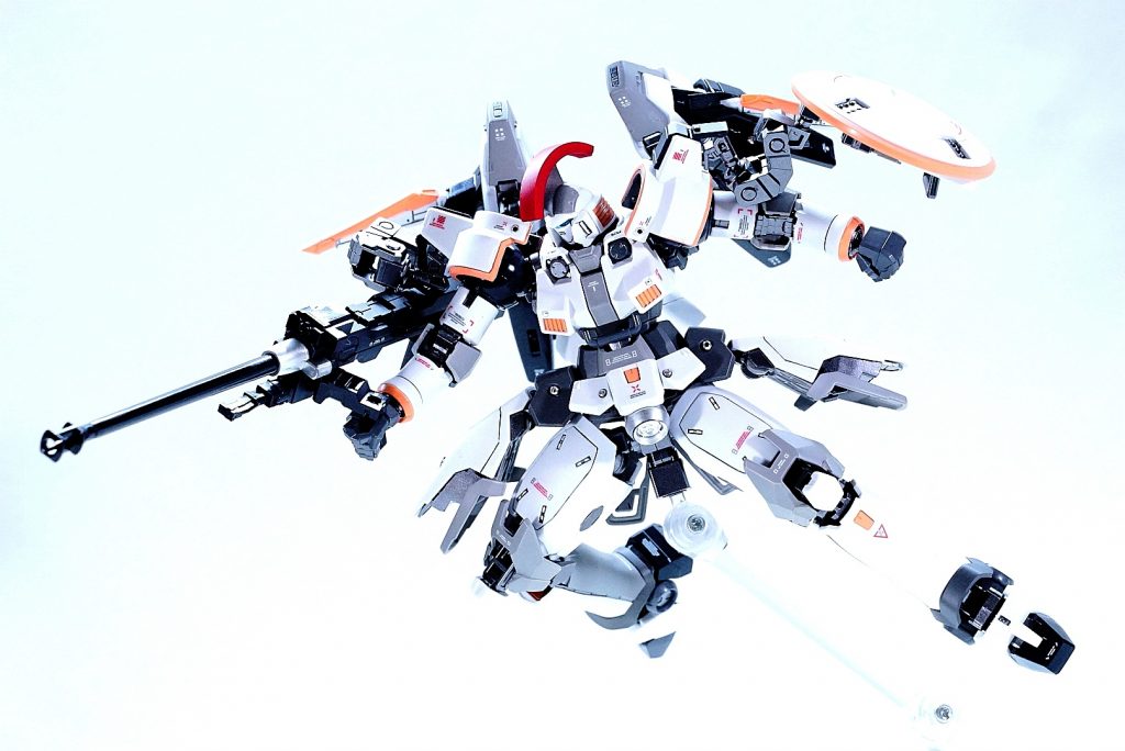 そのままのカラーだと、あんまり白すぎると思ったので、TV版なんかも思いだしつつ、塗装しました。
グレーなんかは無駄に4種類ほど塗り分けてます。
キットの白いパーツがやけにキレイだったので、実は白は塗ってません。仕上げのクリアーだけです。
また各色によって、グロス、半ツヤ、つや消しと分けてみました。