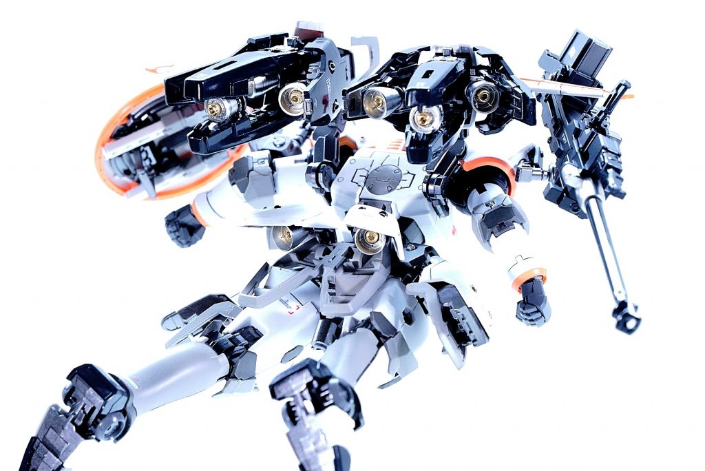 とにかくバーニアやらスラスターやらたくさんある機体なので、たくさんメタルビーズ等埋めてみました。