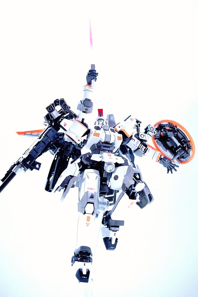 サーベル刃は無色クリアーのものを塗装。これいいですね。毎度つけてほしい。
やっぱトールギスはカッコいいですね。
よし、次はトールギスⅡだ!