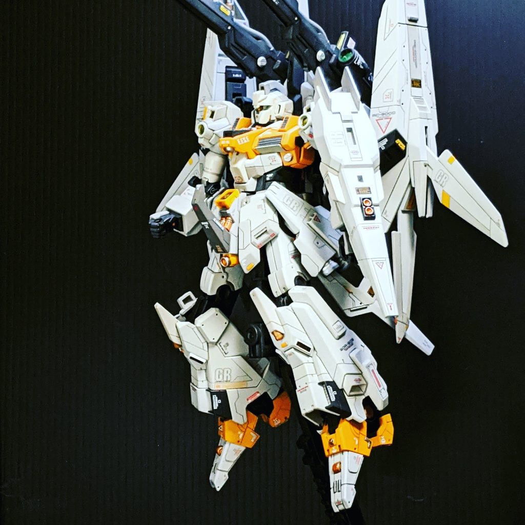 このキットはボリュームがあり過ぎて大変です。
本体に加え、飛行ユニット、ビームランチャーも大きいし、これがMGになると嫌になるかも。
HGでも十分迫力があります。