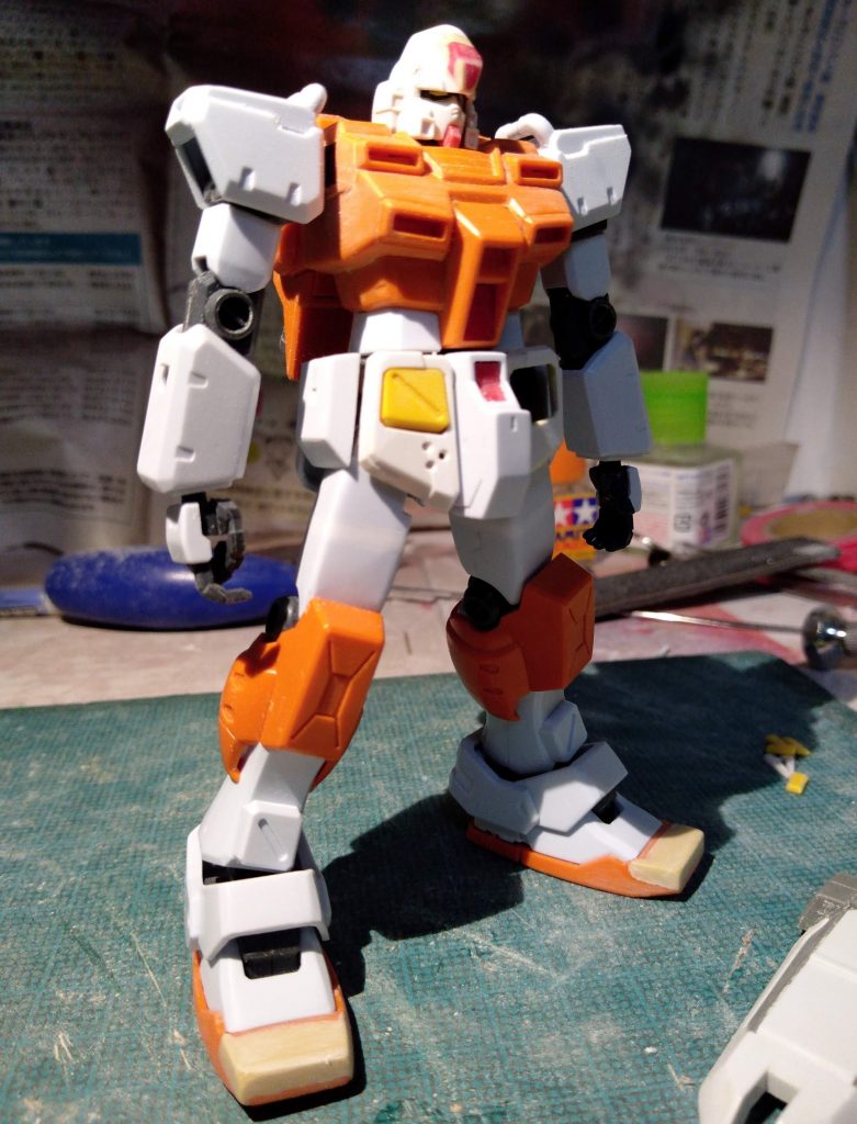 プロポーションチェック。この時点では太腿部の延長と、頭部・フロントアーマーをG7号機のものに交換、エポパテで爪先の形状変更のみ。
この後いろいろやりすぎて収集つかなくなります…