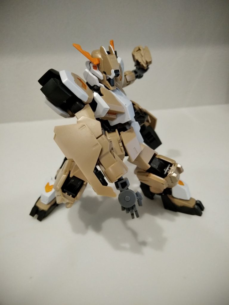 ヒーローポーズをとったリスの写真を参考に