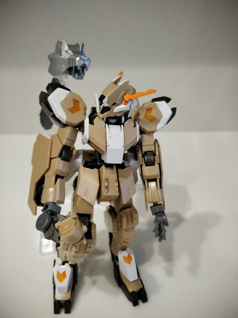 天敵から逃げ惑うリス!
ナッツは手放しません!