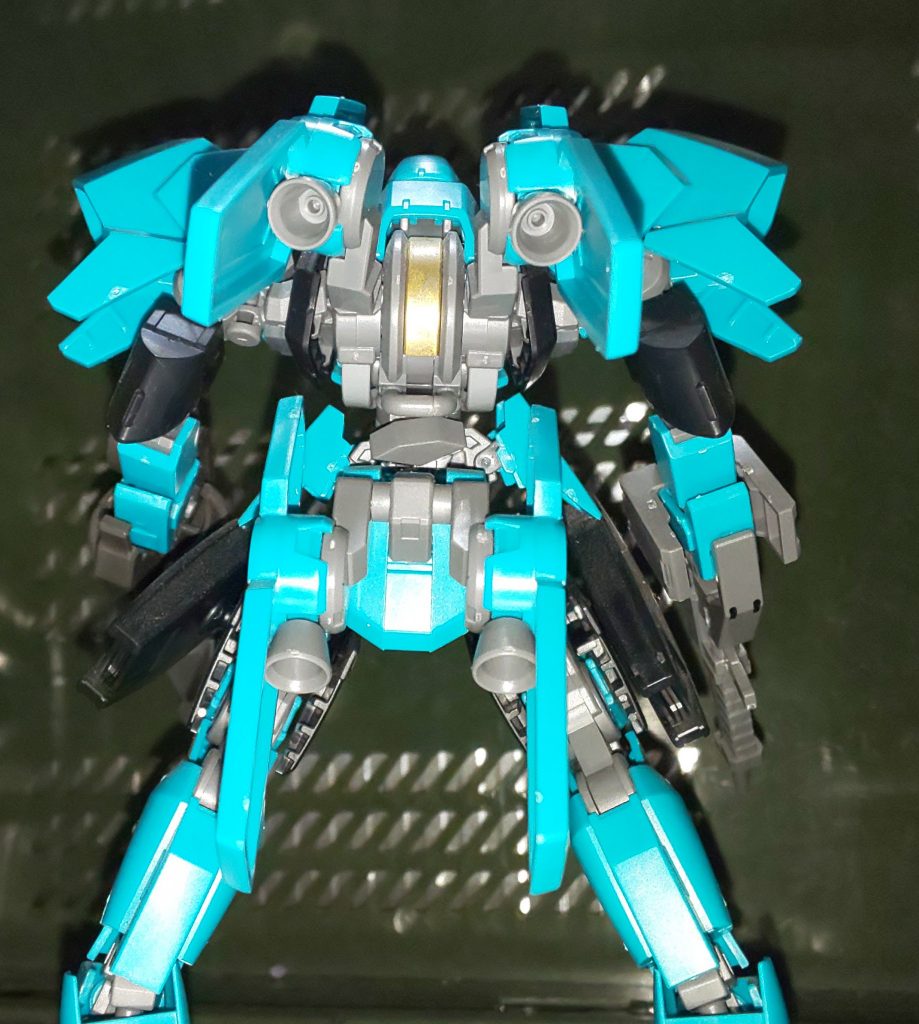 突撃仕様のバックショット。
背面、腰、股にキット付属のブースター全部乗せ。