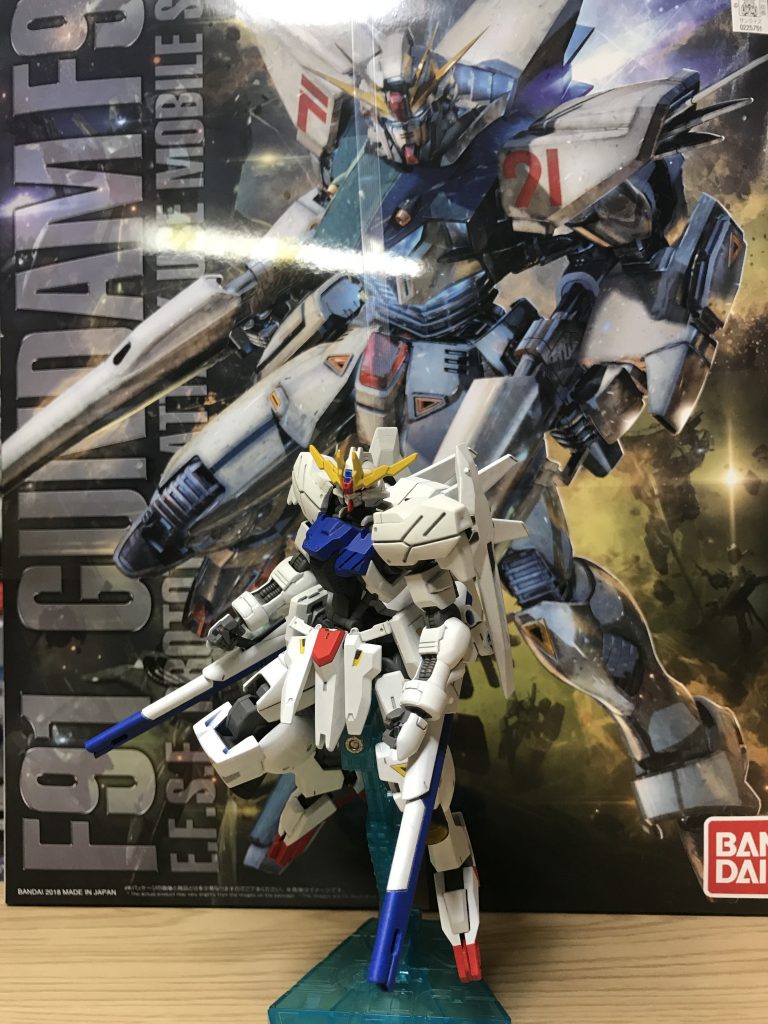 F91との比較画像
以上となります!
正義の心に目覚めたヴィダールさんを最後までご覧頂きありがとうございました!
制作工程はツイッターに同じスレッドで纏めているので宜しければそちらもご覧ください。
今回からファレホを使って全体を塗装をしてみました。
匂いが全然ないのが素晴らしいですが、出した塗料を一日置いてまた使うことが難しく、そこだけが不満でした。
ですが後片付けなどもとても楽なのでこちらにシフトしていこうと思います(´∀`*)