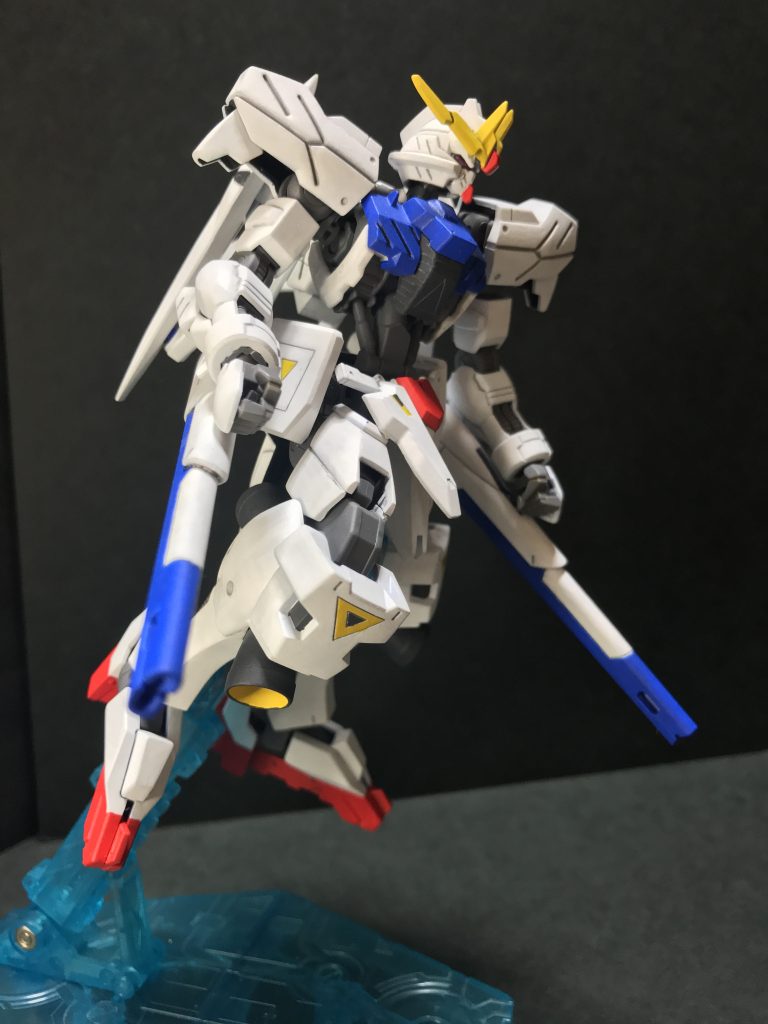 アクションショット その1
ちゃんとヴェスバーは前に展開して手で持てるようになっています。
グリップが細くてスカスカですけれども。