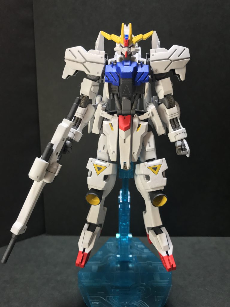 正面から。
シルエットを合わせる為にサイドスカートをヴィダールオリジナルからシンプルにしてみました。
F91を見本に膝アーマーにマーク入れたのですが大きすぎたと反省\(^o^)/
斜めにはなっていません。