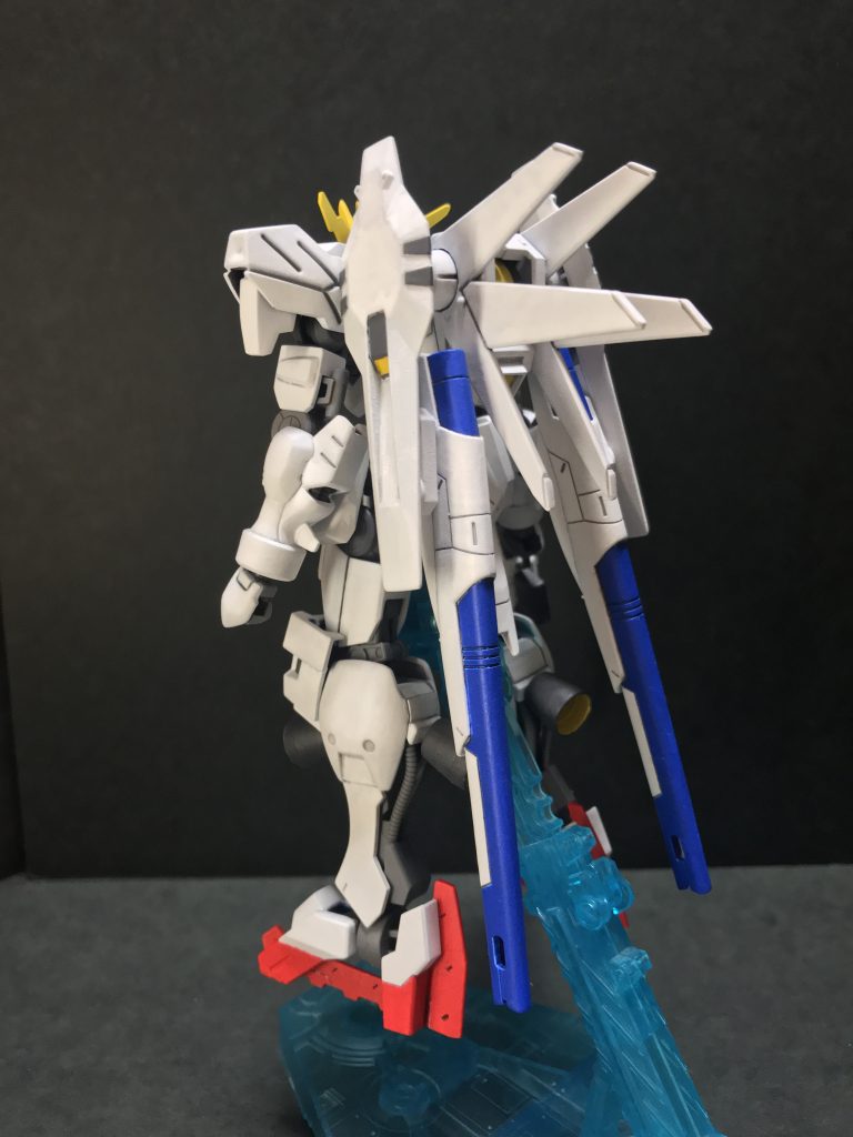 斜め後方から。
バックパックのバインダーにビルドブースターのキャノンを取り付けて、ヴェスバーに模しています。
それだけだと寂しかったのでウイングのパーツを加工してF91のトゲトゲ背中に見立てて付けてみました。