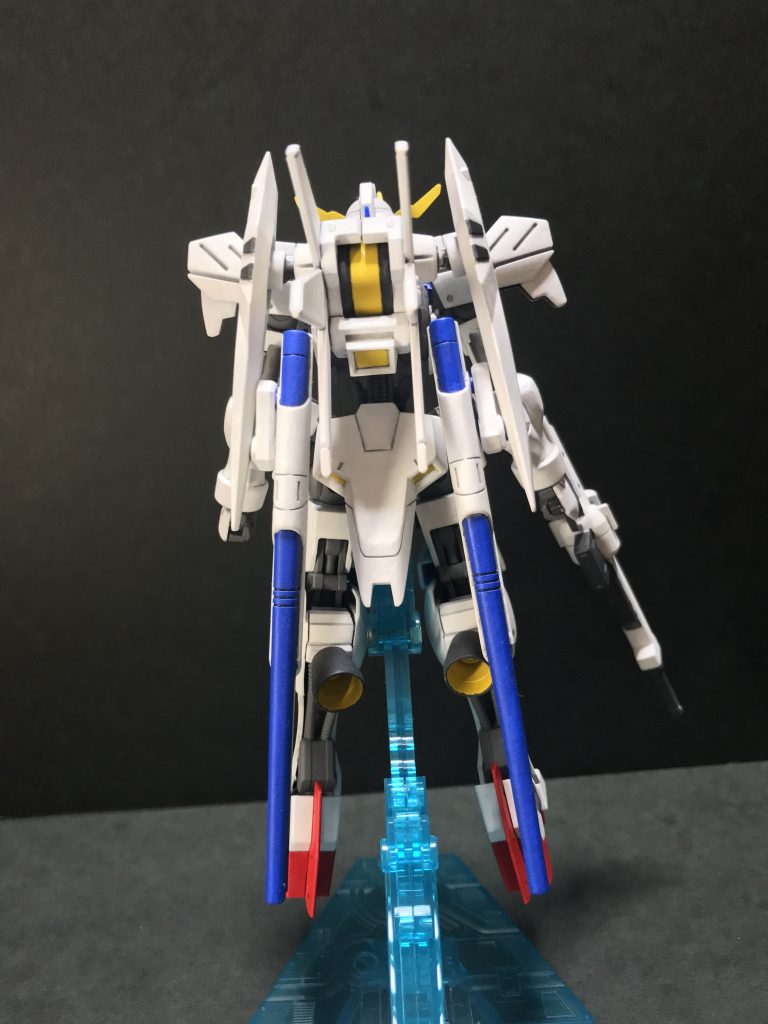 後方から。
ちゃんとリアクターの色は黄色にしております。
斜めにはなっていませんよ。