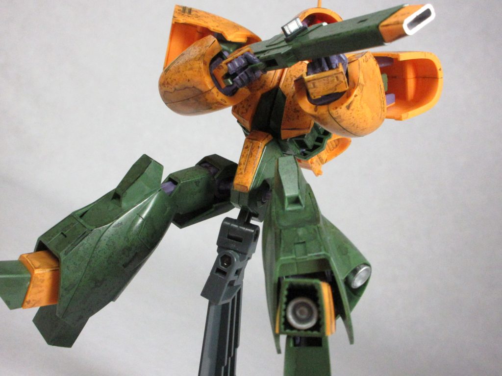 結構古いキットですが、かなり良くできています。
完全変形ですしね。