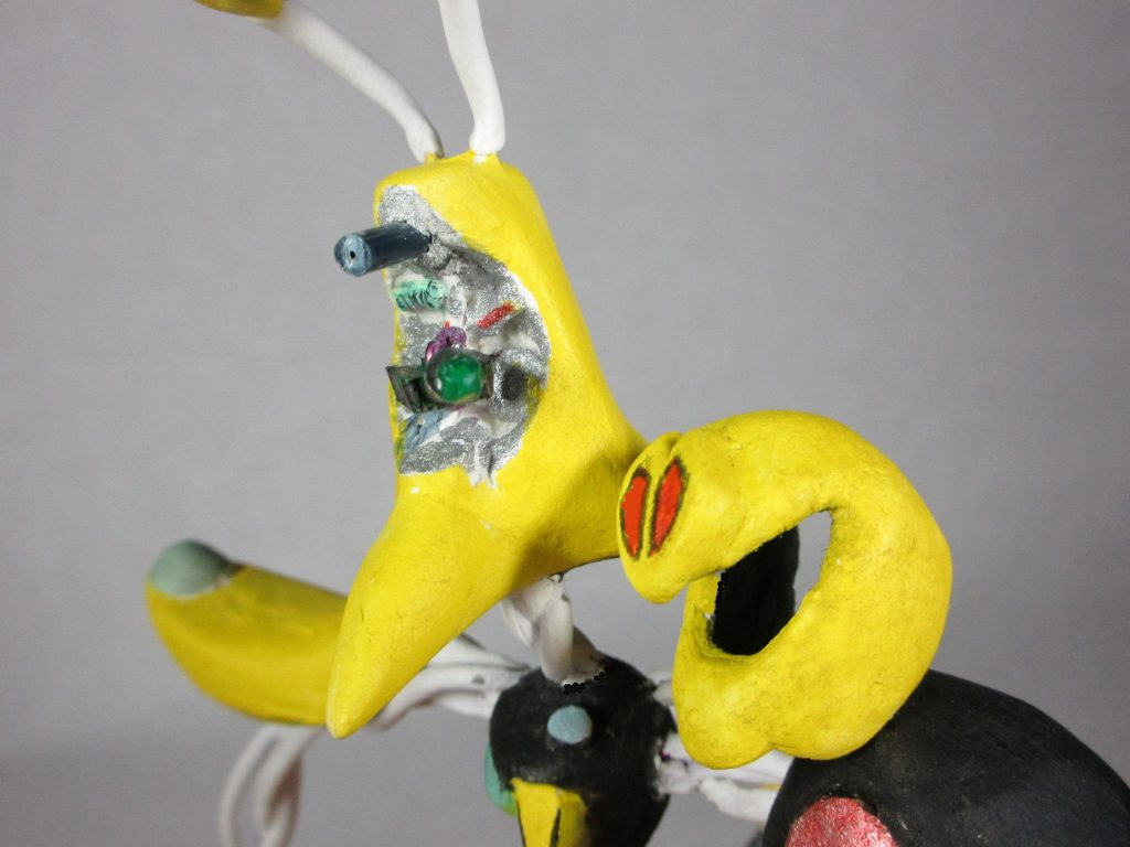 バイザーは着脱可能＆モノアイは可動式。
ちなみにクリアのランナーを使ってます。