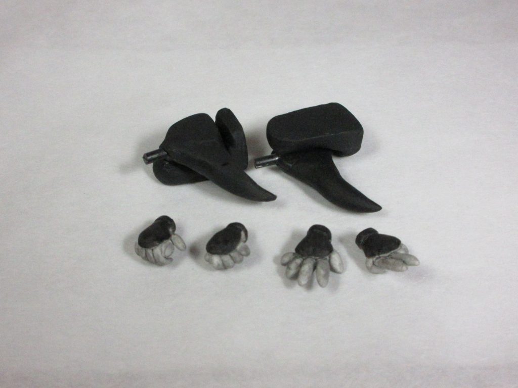 可変ギミック付き前腕パーツ。
ハンドパーツは左から武器持ち手×２
右開き手、左印の手です。