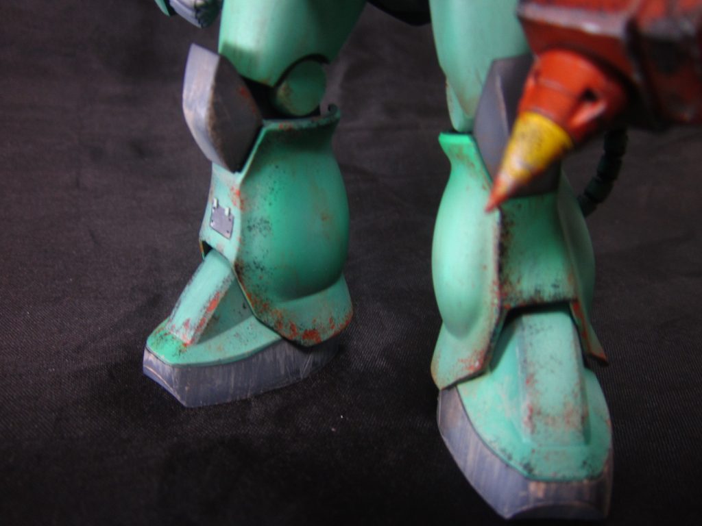 足には、スジボリでパネルラインを追加
スポンジチッピングを施してみました。