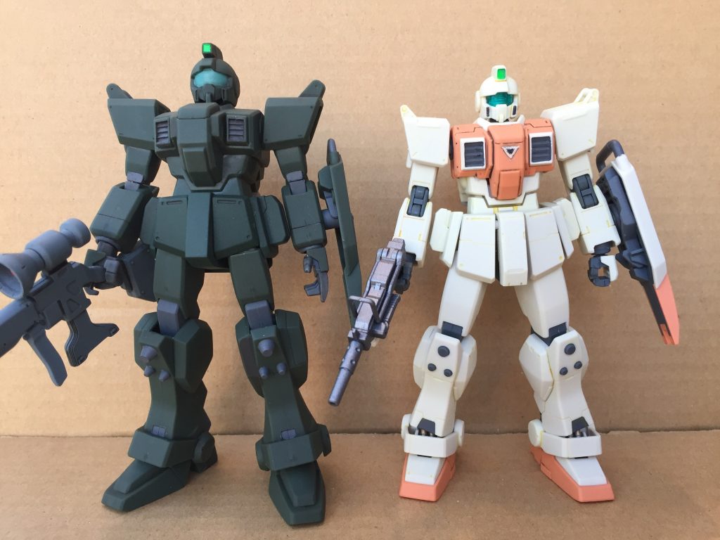 HGUC陸戦ジムとの比較。
陸戦ジムは発売当時スマートすぎるとか言われていましたが、実は旧キットの方が背が高くてスマートなのです(笑)。脚も長いし。
比較してみると、旧キットは顔がすごく丸い(笑)。