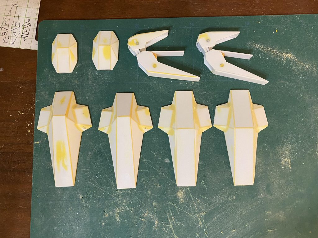 シールドやバーニアなどはプラ板箱組で作っています。