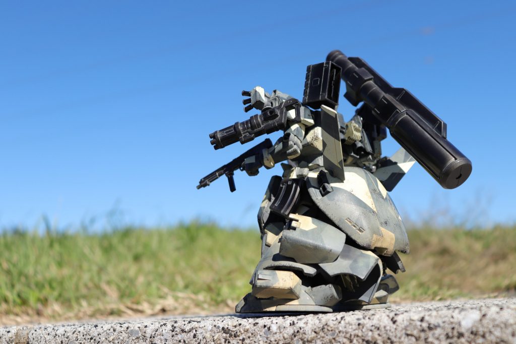 せっかく汚したし，よく晴れた日があったので野外撮影もしました．
スケール感は少々損なわれましたが，陰影がくっきりしてメリハリがついたように思います．