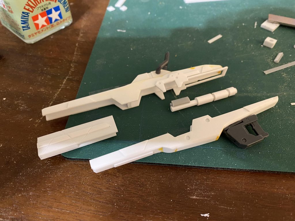 GNバズーカは設定画の様な細長い物をプラ板箱組みで製作。グリップとスコープ上の持ち手の様なパイプパーツはヴァーチェのバズーカから拝借しました。