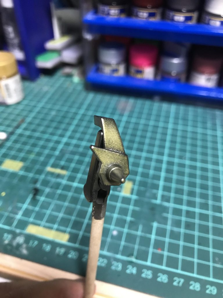 ゴールド部分はサフの上からアルティメットブラック→
クレオスの8番のシルバー→GXクリアゴールドを1回塗っても
色が出ないくらい薄めて何度も重ね塗りしました。