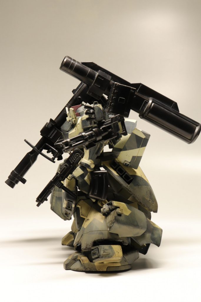 全体に砂をかぶって雨で流れたようなイメージでウォッシングを施しています．
また足回りを中心にパステルを用いて泥汚れっぽく激しめに汚しました．
塗装ハゲ・錆はエナメル塗料を使用してスポンジチッピングで表現しています．