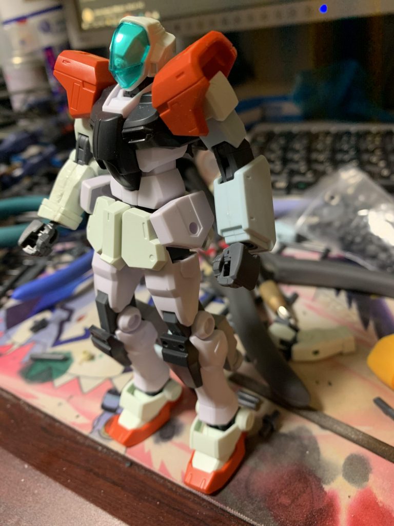 腕が何か物足りないなと。色々いじくりまわしてたら、ランナーの切れ端をぶっさして、接着すればいけるのでは?とおもい試したらうまくいったので、このままジムカスタムの腕に変えました。