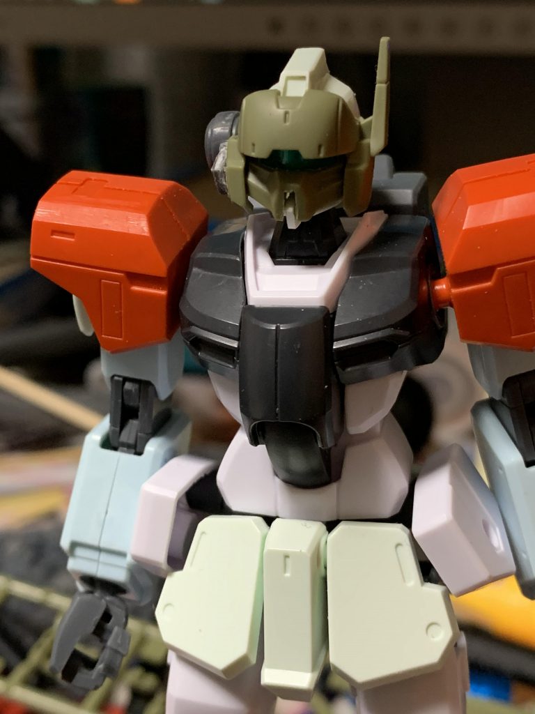 顔はそのままにしようとしてたんですが、徹底してジムにしてやろうと思いジム系の顔に変えました。フェイスガードは30MMのアルトに使えるやつみたいです。顔の左側に磁石をしこんでいます。スカート部分をもう少し盛ってもよかったかな?と思っています