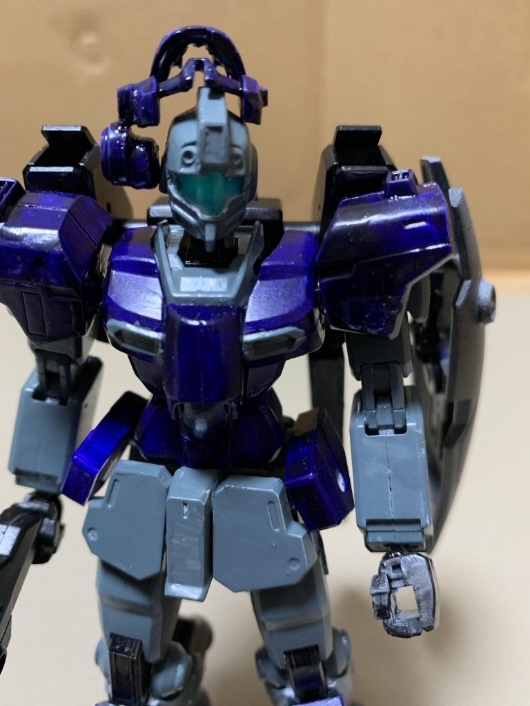 目の部分が曇ってみにくいですが、GMGMの目が単眼ぽかったのでゲモカノフっぽい機体で目を隠すためにフェイスガードを付けている。という感じに。色は、ゼータプラスっぽい色とサンダーボルト版ジムみたいな色使いたいというところから。腰の青は間違えて塗りました。