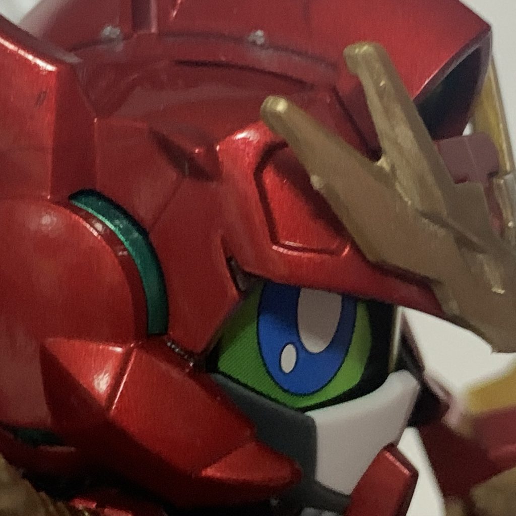 ポイントとして、見えづらいですが目の横の２か所を黒で墨入れしてあります。
ヴァルキランダーは女の子っぽいイメージがしたので、
横にちょうどマツゲっぽい窪みがあるので、
そこをマツゲのイメージで黒で塗装しました。
少しわかりづらくてすいません。。。