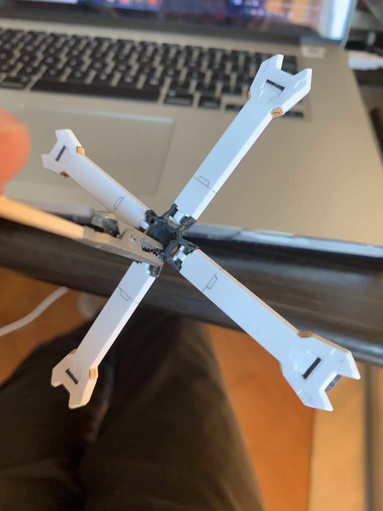 背中のクロスの部分も金と黒で塗装した。
正直全体の金塗装はメタルビルドとRGのX1を参考にしたけど。
もっと簡単な理由はガンダムマーカーの黄色がただのゴミという。
う○こみたいな色はともかく、色全然載せてくれない。