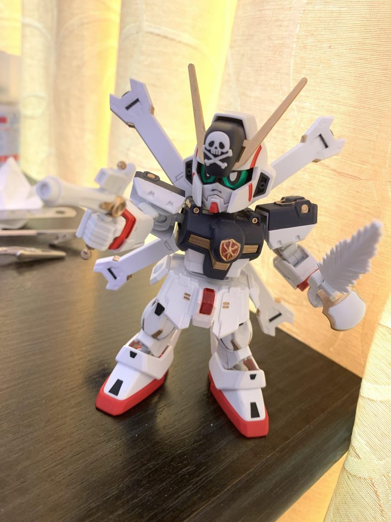 ビームザンバーが左手で持ちながら、バスターガンが右手で持って撃つポーズ