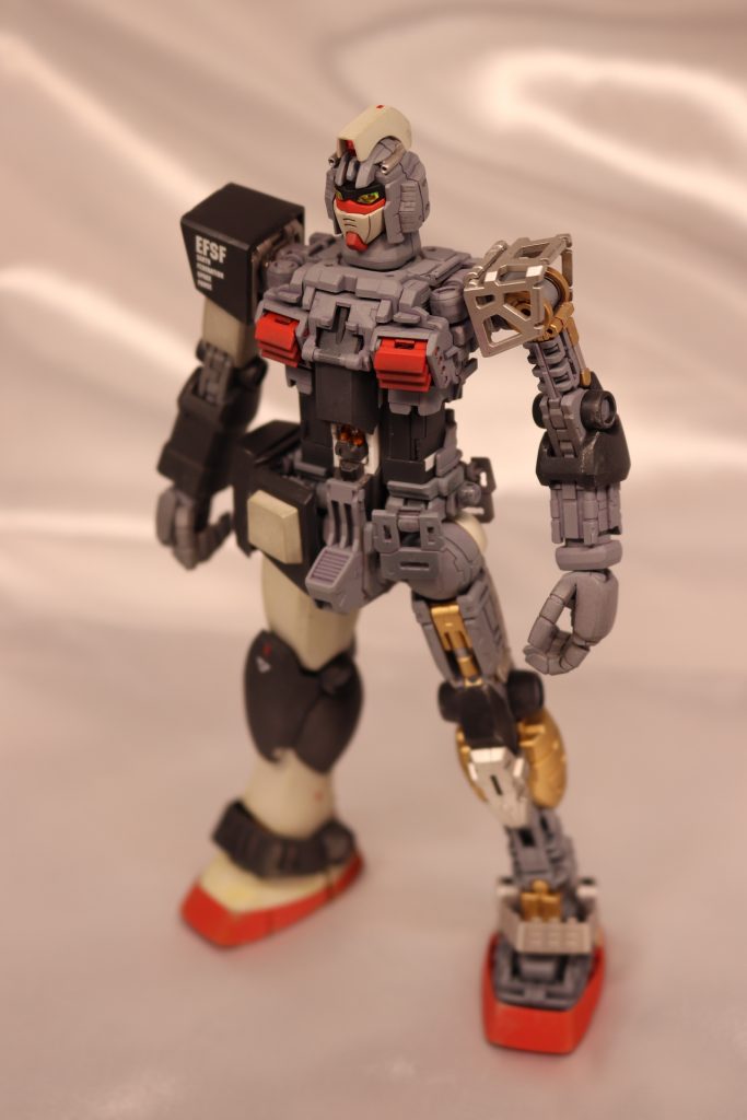2.0フレームはメカサフ吹きっぱなしを基本としながら、ゴールドとシルバーをアクセント的に使用しました。
また、完成後も見える機会の多いパイロットも今回は真面目に塗り分けました。