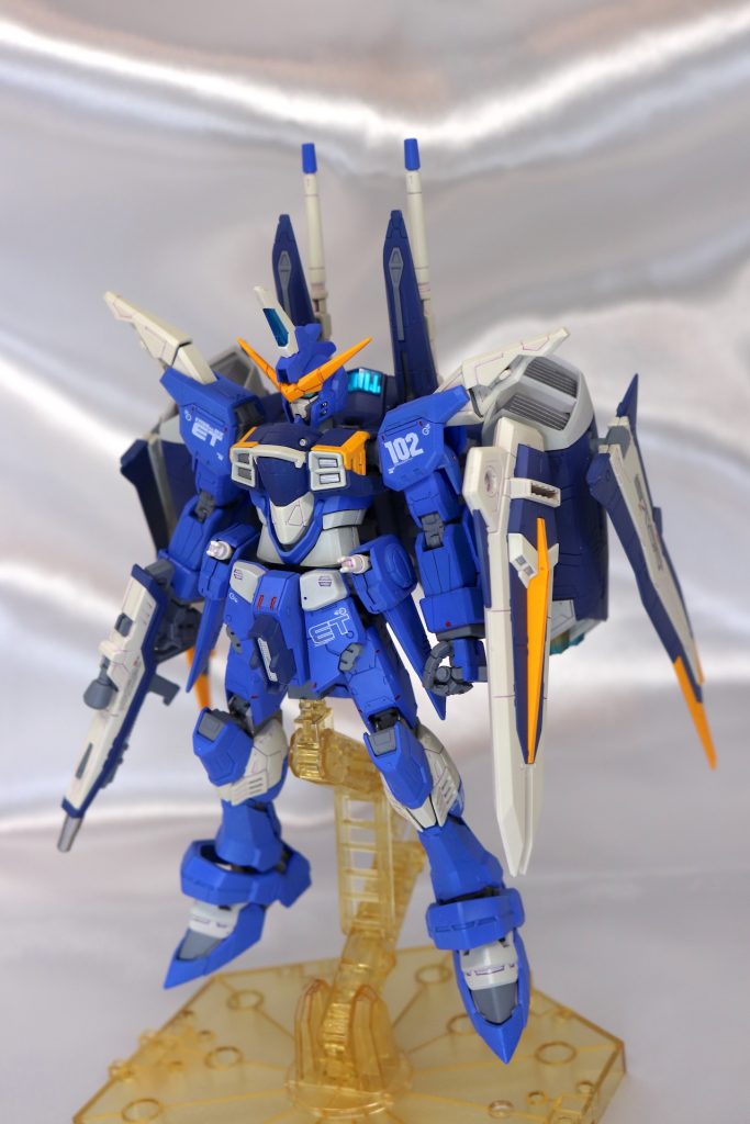 やはり背負いものが重い機体の宿命で、基本はスタンドで浮かせて飾るのがベストですね。