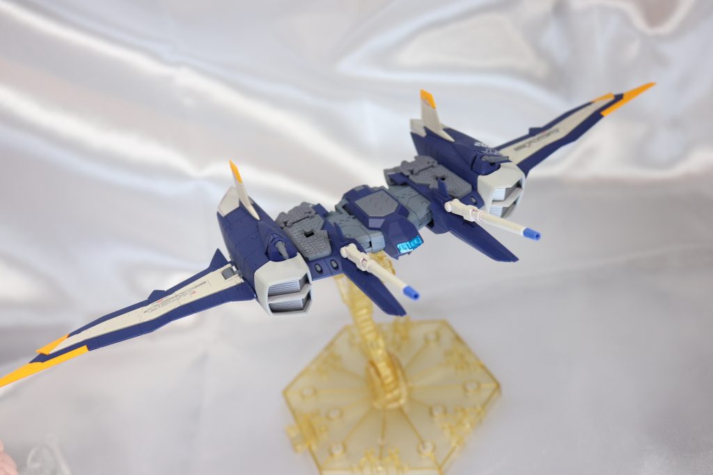 ファトゥム中央部のセンサー(?)はクリアーパーツを生かして裏面をシルバー、表面をクリアーブルーで塗装しております。