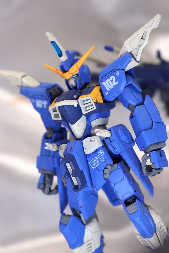 マーキング類は付属のシールの中からシンボリックなものを選んで貼りました。
見ての通り造形自体が充分情報量を持っていますので、コーション系はあえてほとんど貼りませんでした。