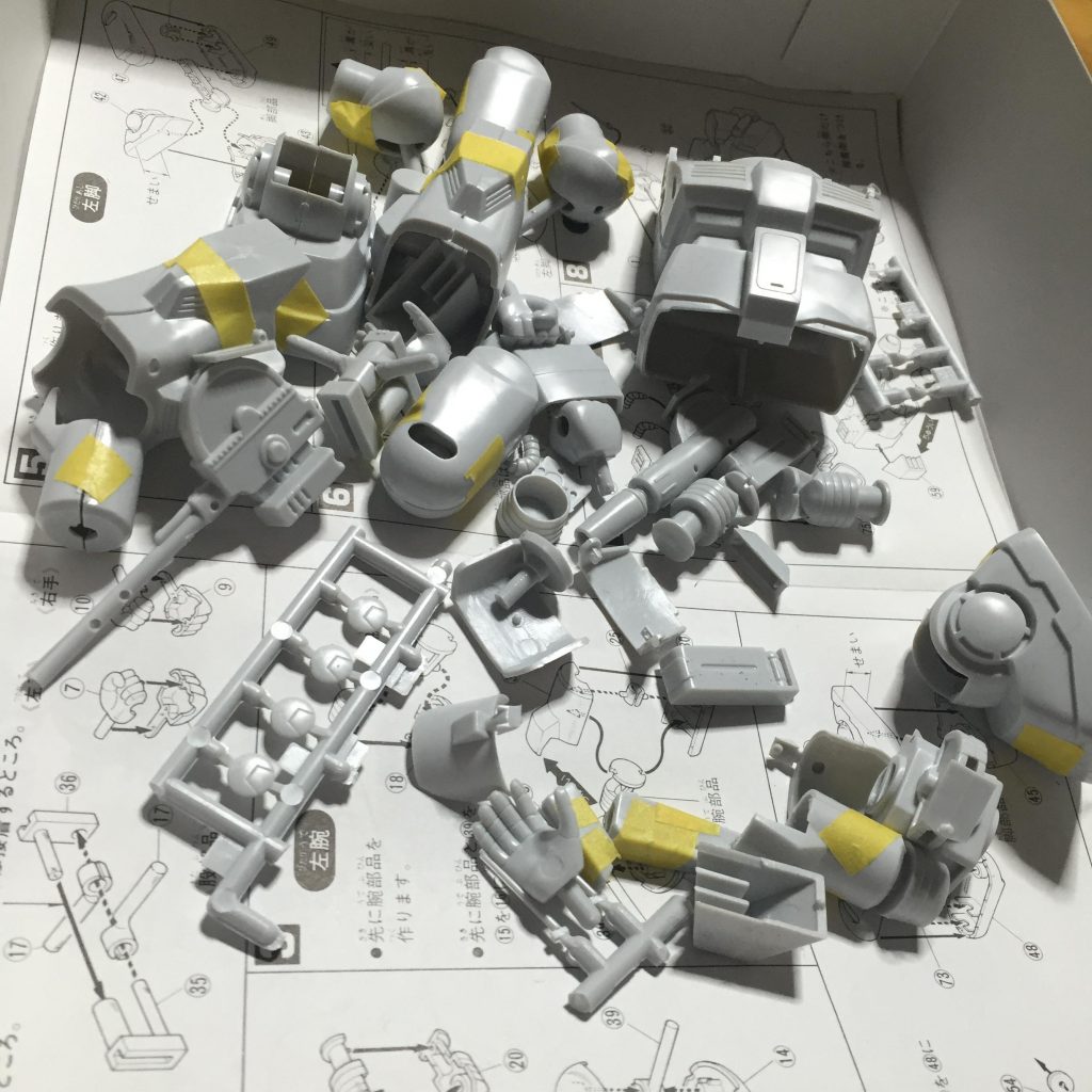 パーツ切り出しをした後、合わせ目消しのパーツのダボピンを切り飛ばしてます。
因みに合わせ目消しは、瞬着を盛ってからアルテコで硬化させてます。