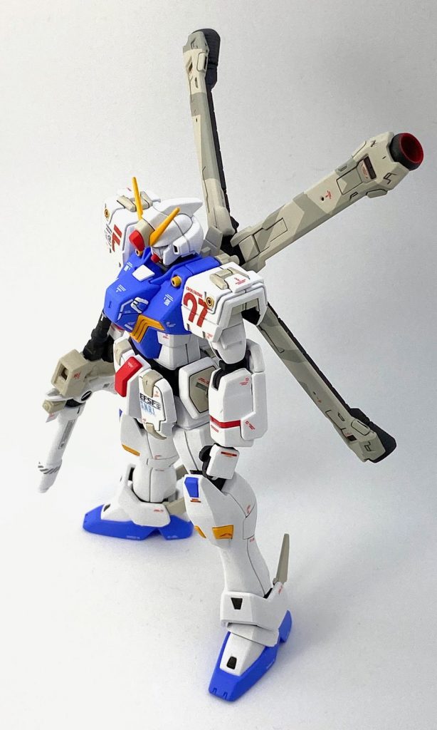 肩や胸のフックはアレックスや陸戦型ガンダムのような整備上の機能とみてそのまま生かしてます。胸フックは整形・塗装のジャマなので一度切り取って最後に付け直しました。
