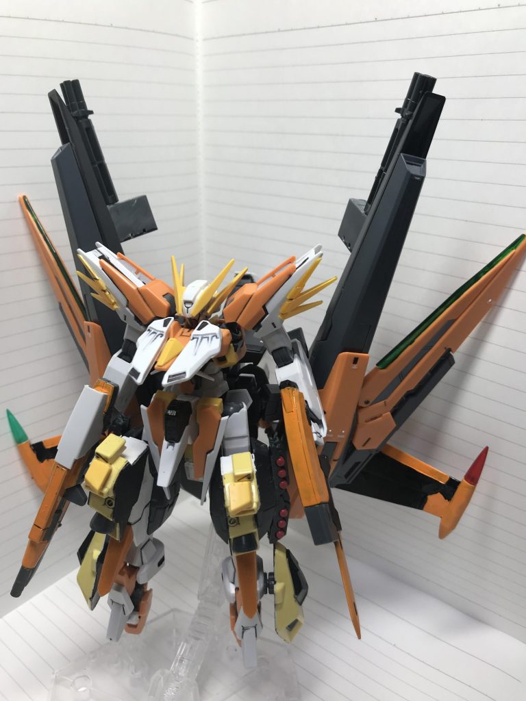 デカくなりすぎて写真に収まるのがギリギリですw
下半身は外れやすかったフロントアーマーを、AGE系のフロントアーマーを基に接続。
膝と横ふくらはぎにはパワードジムカーディガンのパーツ解体して動かせるように接着しています。
このころにアムアムを買っていれば…