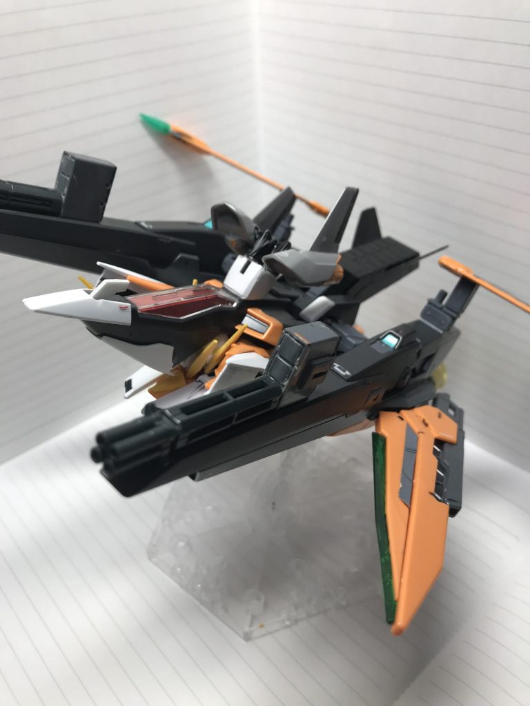 爆撃機感が物足りず、ダンボール戦機のオーディーンMk-2から翼とブースターを拝借。HGフルコーンのビームガトリング?も接着しています。