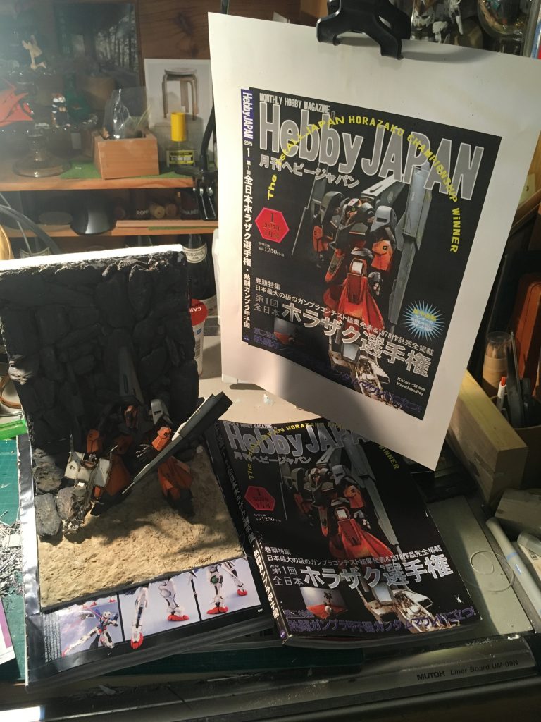 作品様に購入した中古冊子２冊分を外枠を残しジオラマの厚み分だけ切り抜きます。
500枚はカッターで切ったかと思います。この作業が一番大変でした。
新規製作した表紙、記事はその上にか被せる状態になっています。