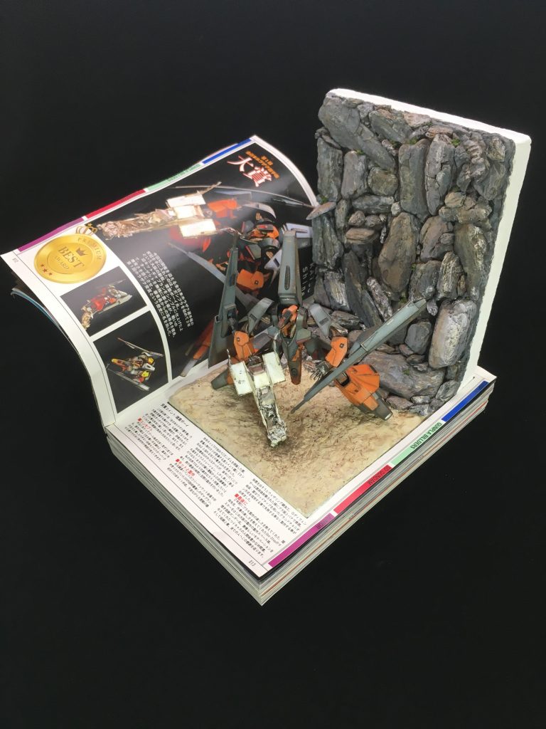 飛び出す作例、ホラ作品、劇中劇、家族友人への感謝の要素を含ませた、アンチテーゼの作品となっております。スローガンは【なりたい自分を想像する】