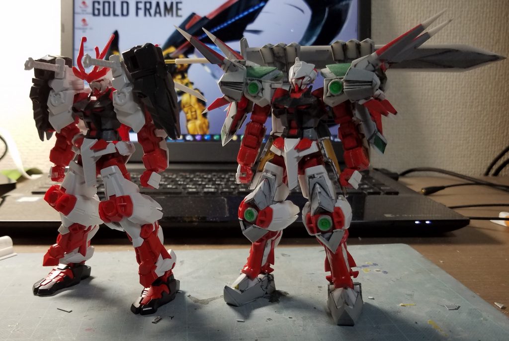 戦国アストレイと並べてみれば違いは一目瞭然です！改造作品の中で、一、ニを争うほどの大改造でした！