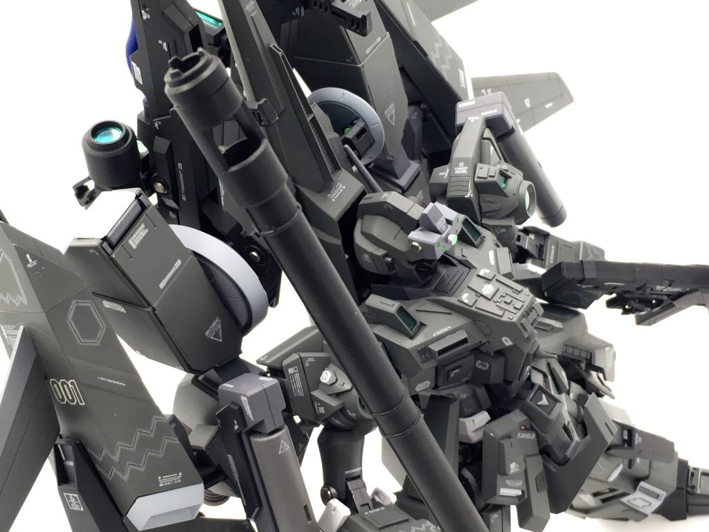 改修点は全体に筋彫りを施し、F-35で見られるようなパターンに塗り分けました。
そのほかに、プラ板でディテールアップとメタルパーツを使用しくどくなりすぎないほどにデカールを散りばめました。また、メガビームランチャーの砲心には長いシイタケを埋め込み情報量アップ。
格納庫内にて納入式を行ってるジオラマとなっております。